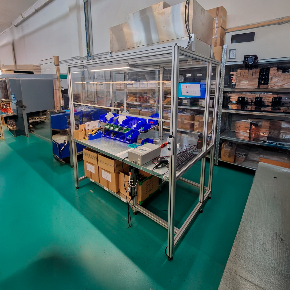 Banco modulare camera bianca Utek lean Esempio di banco modulare creato per utilizzo in ambiente controllato