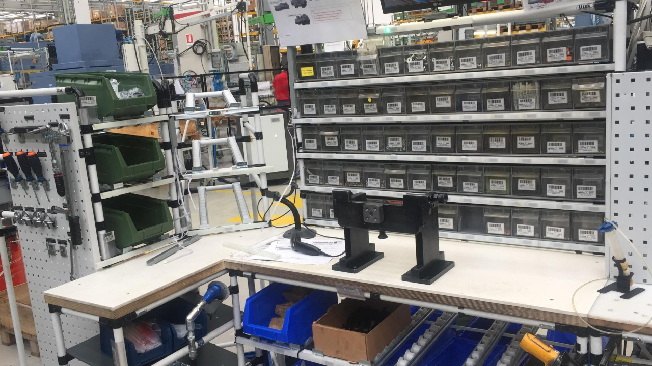 Postazione di lavoro ottimizzata per l'efficienza produttiva in un ambiente industriale Un esempio di postazione di lavoro ben organizzata in un impianto industriale, dotata di utensili, componenti e attrezzature per migliorare l'efficienza e la produttività. Scopri come ottimizzare lo spazio e risparmiare tempo in ambito produttivo.